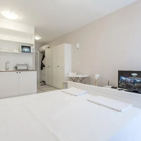 Studio In Flores Garden Beach 체르노모레츠